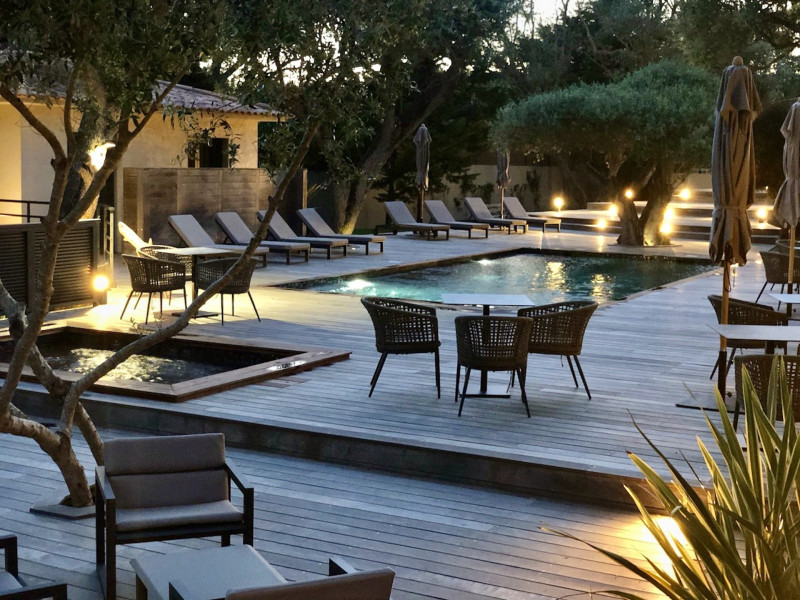 E-tre-stelle-hôtel-corsica-terrasse-nuit.jpg