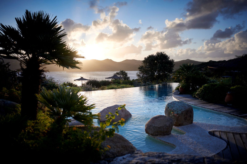 Piscine vue mer à l'Hôtel de luxe U Capu Biancu en Corse du Sud Bonifacio 