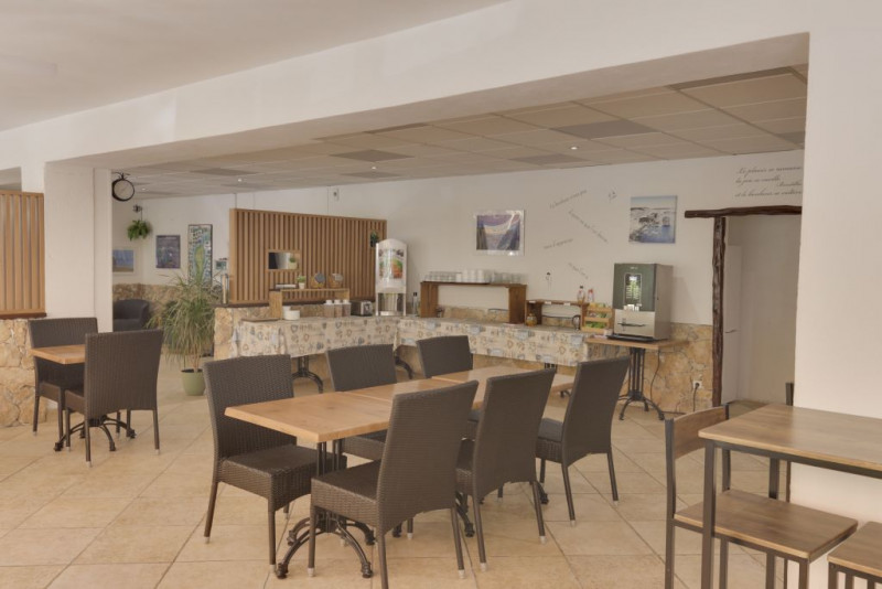 Salle-petit-dejeuner - © @HTL DES ETRANGERS Salle-petit-dejeuner