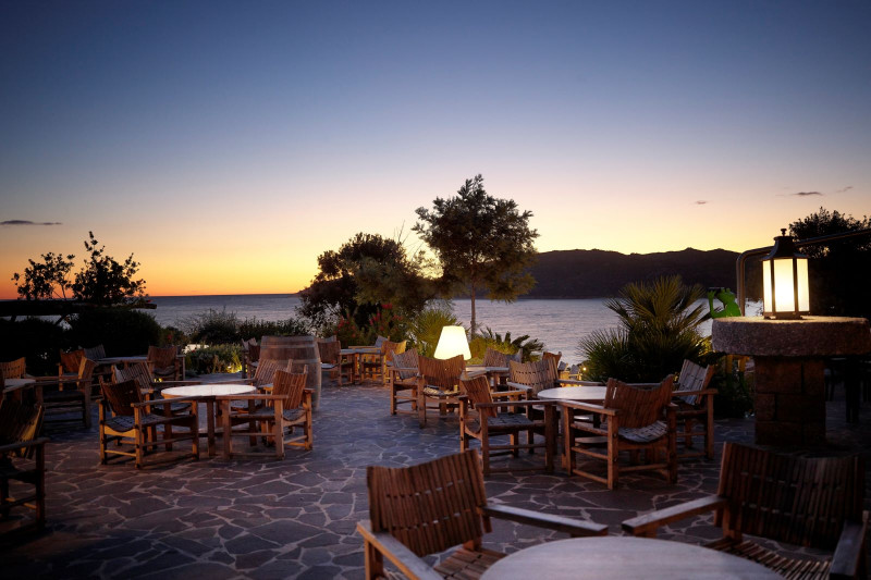 Terrasse restaurant et bar vue mer Hôtel de luxe U Capu Biancu en Corse du Sud Bonifacio