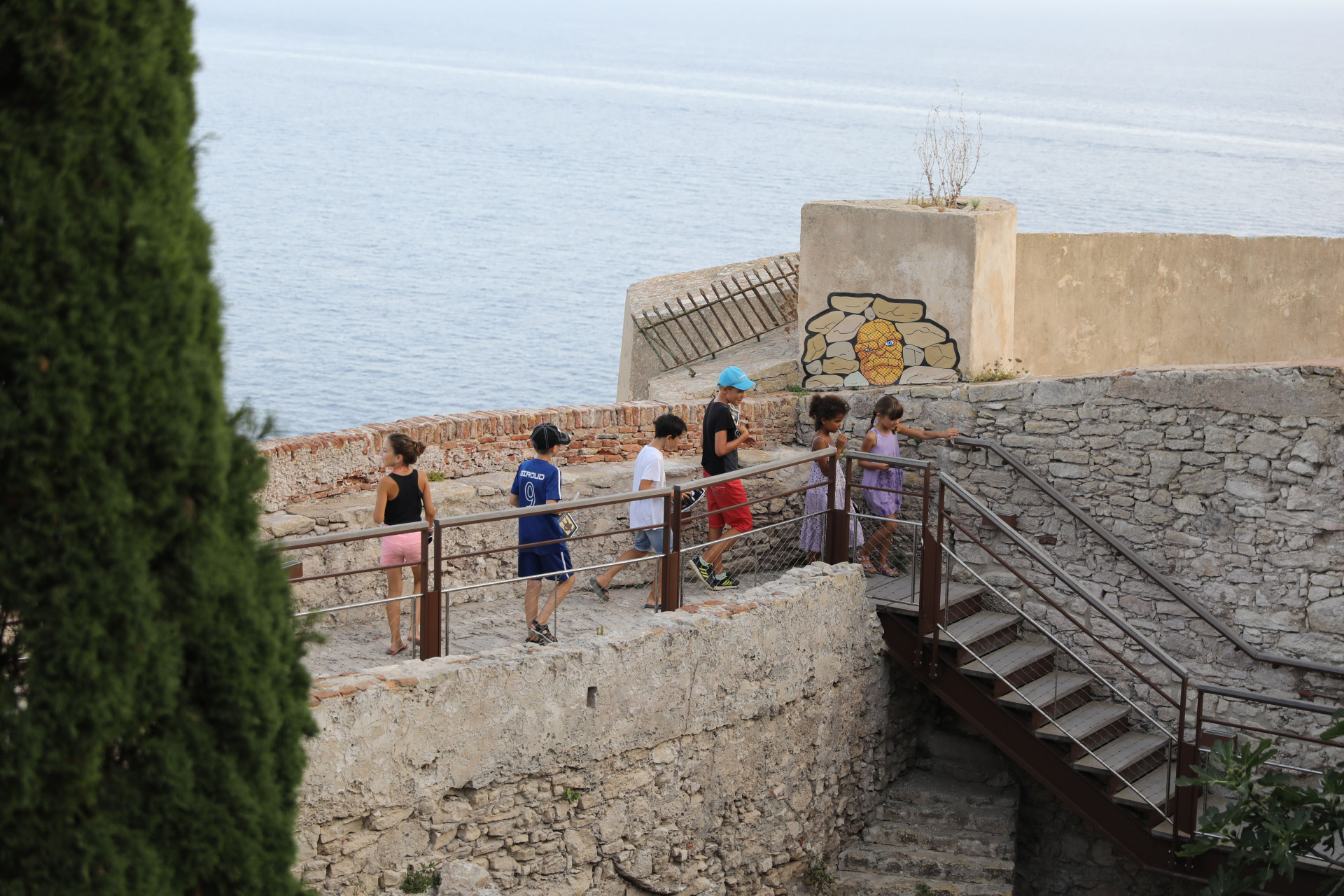 visite-guidée-enfants-jardin-bastio-etendard-bonifacio-OMTB-G.Allena